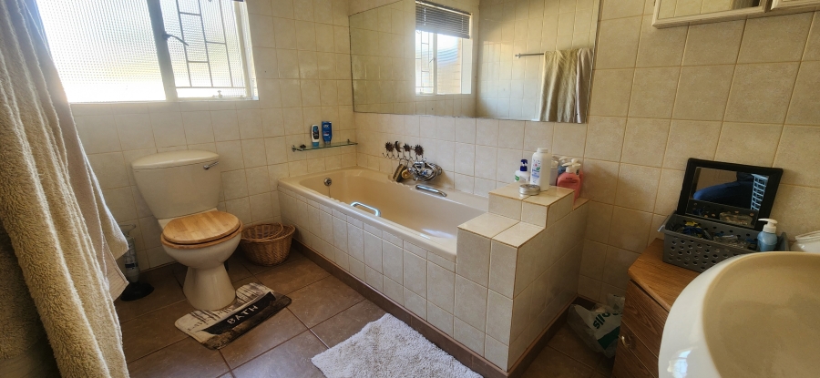 5 Bedroom Property for Sale in Kannoniers Park North West